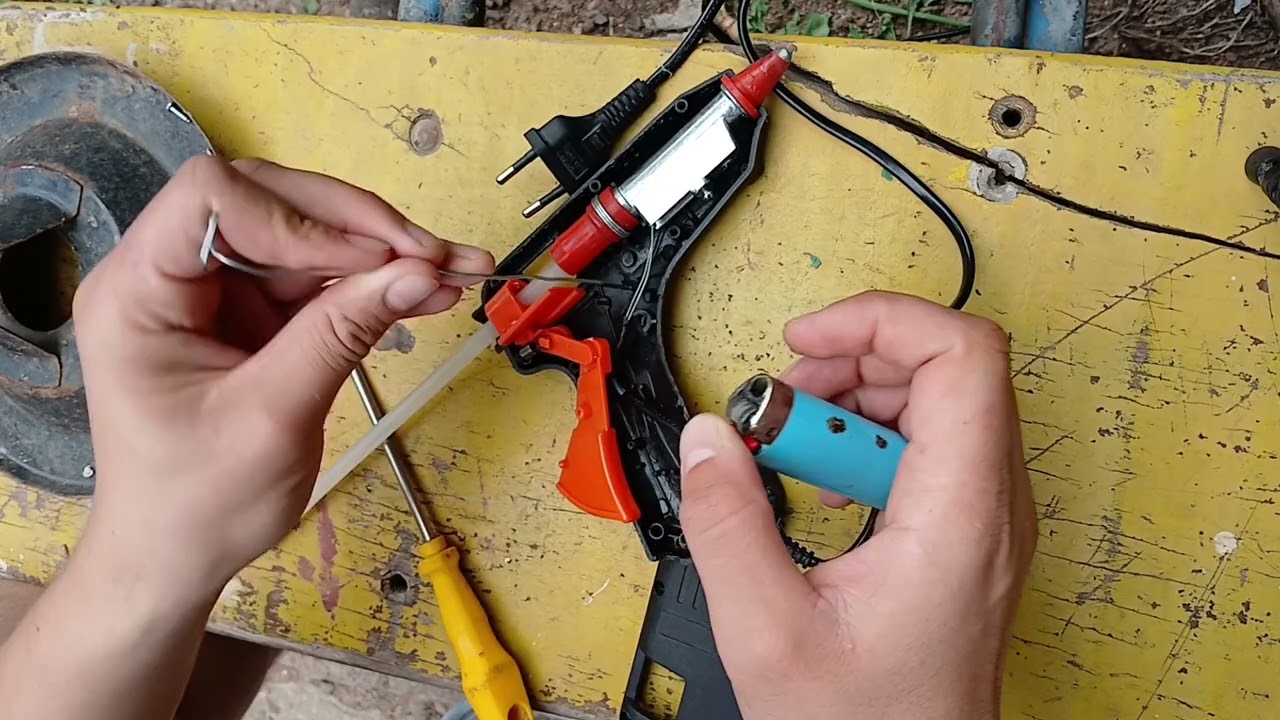 Conserto Pistola de Cola Quente. O Gatilho Não Empurrava Cola. Fiz Uma Gambiarra Boa e Deu Certo.