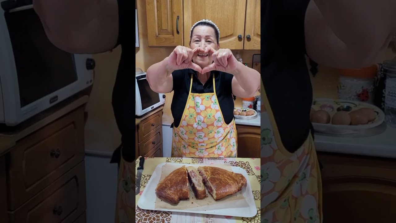 Cornetto rustico gigante in versione salata, ripieno con gusto ricco e bontà infinita. 🫶