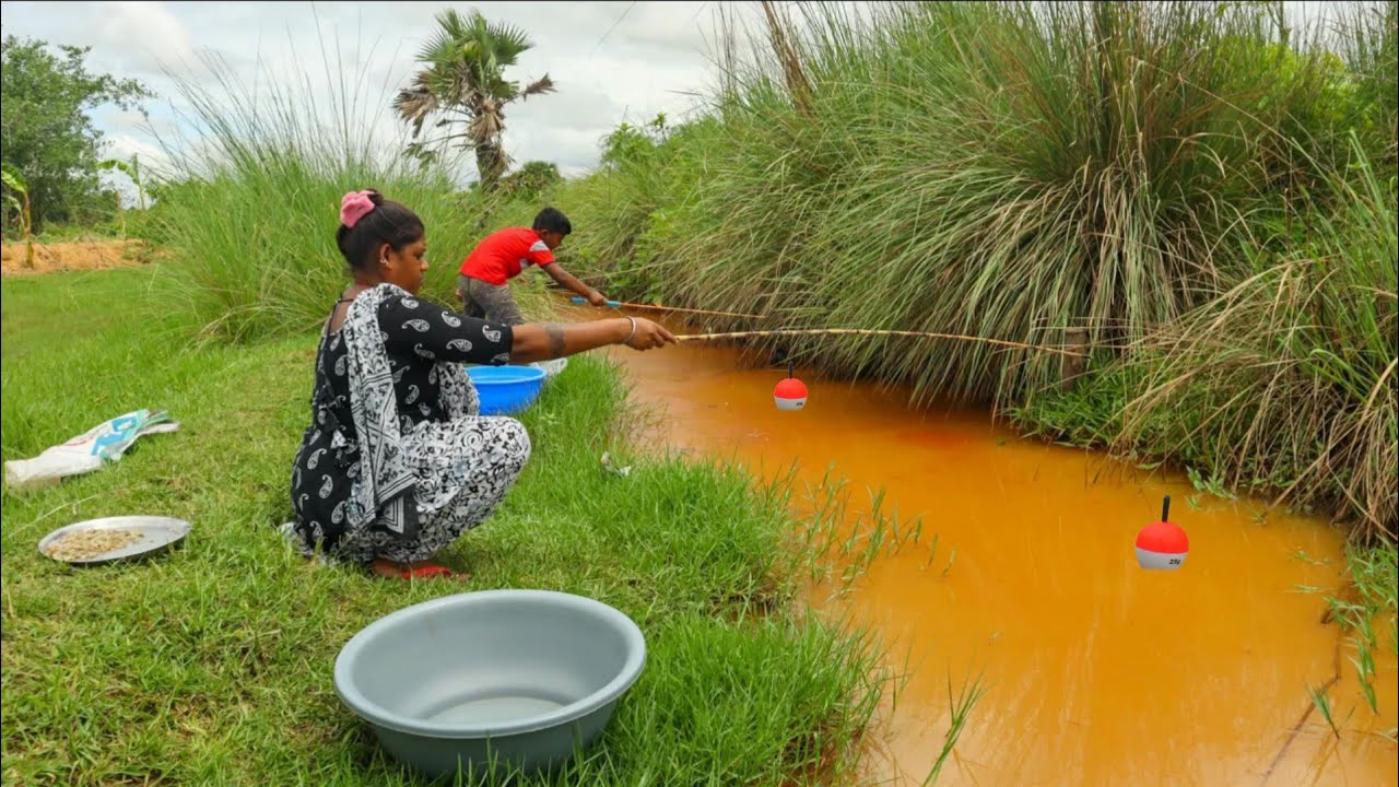 Fishing Video || Two expert fisherman fishing happily in the field canal || Amazing hook fishing