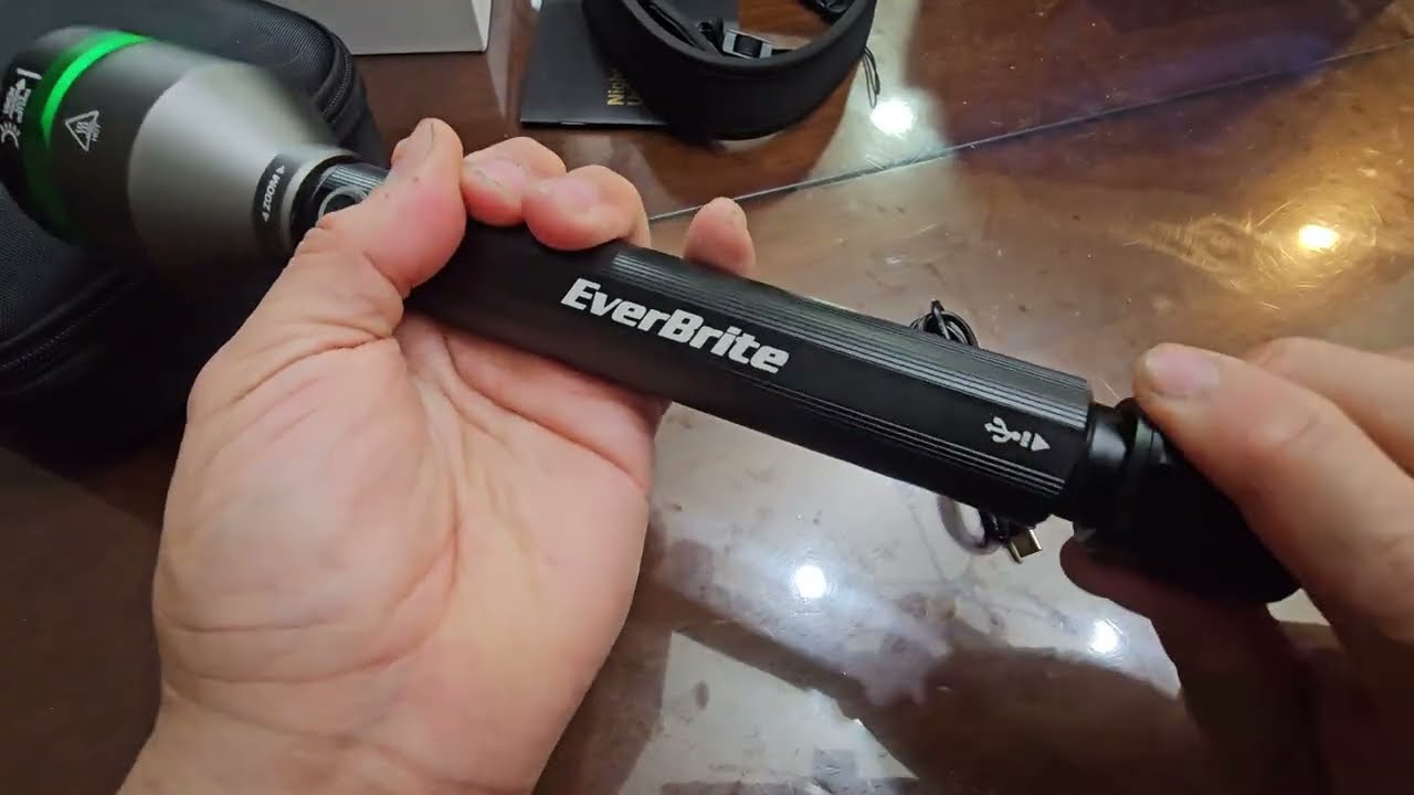 Аккумуляторный фонарь EverBrite 5000 с высокой яркостью.