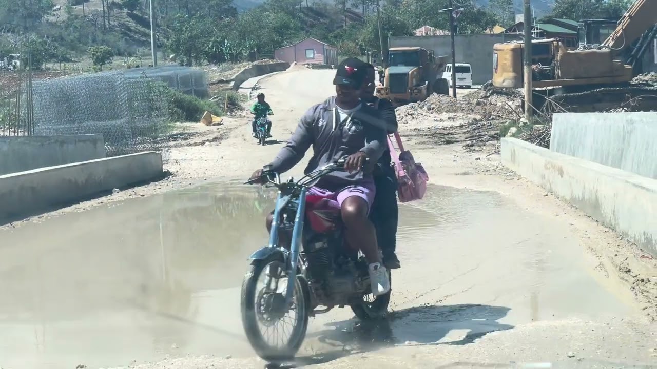 Primera parte, carretera El Cercado-Hondo Valle.