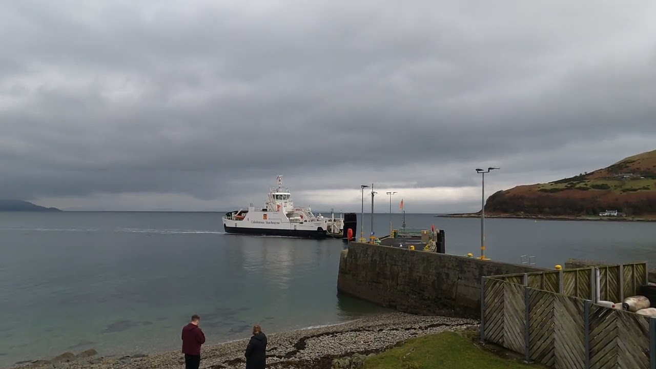 MV Catriona arrive at Lochranza