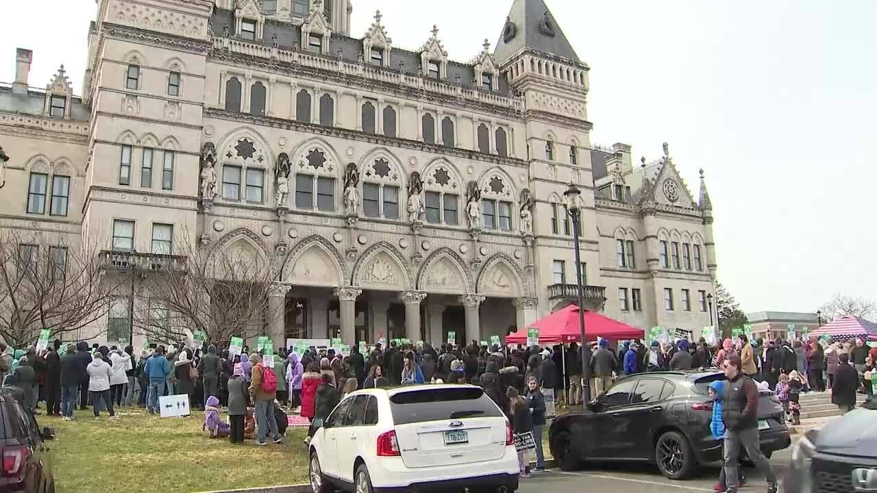 Около 1500 человек ежегодно принимают участие в Марше за жизнь у здания Капитолия штата Коннектикут.