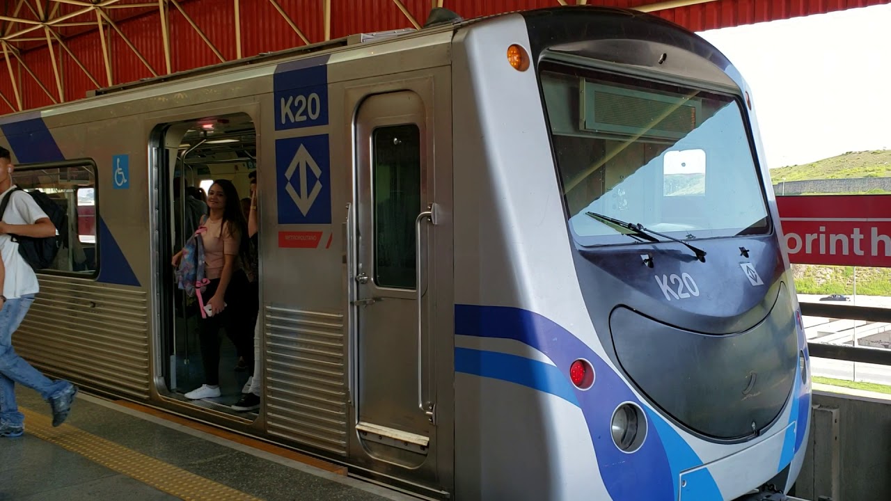 Trens na estação Corinthians Itaquera (Metrô de SP) - Linha 3 Vermelha