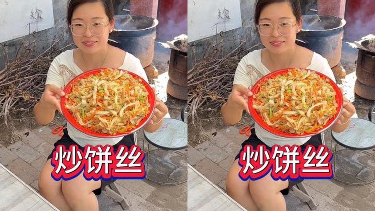 俺媳妇儿烙饼的手艺越来越好了，这小饼外焦里嫩、层次分明，加点配菜炒成饼丝“更上一层楼”，怼两盘是真得劲儿啊！#我的乡村生活 #乡村美食 #乡愁记忆 #乡村味道