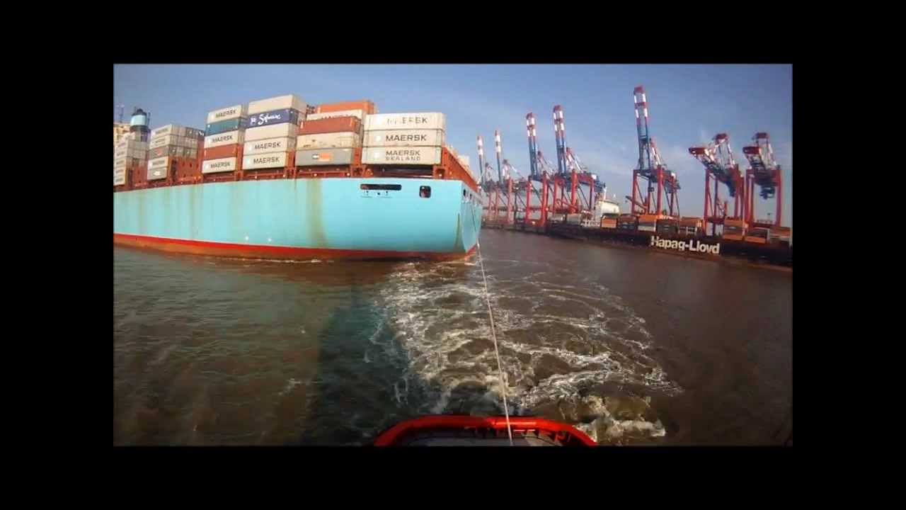 RT Pioneer assist Ebba Mearsk in Bremerhaven