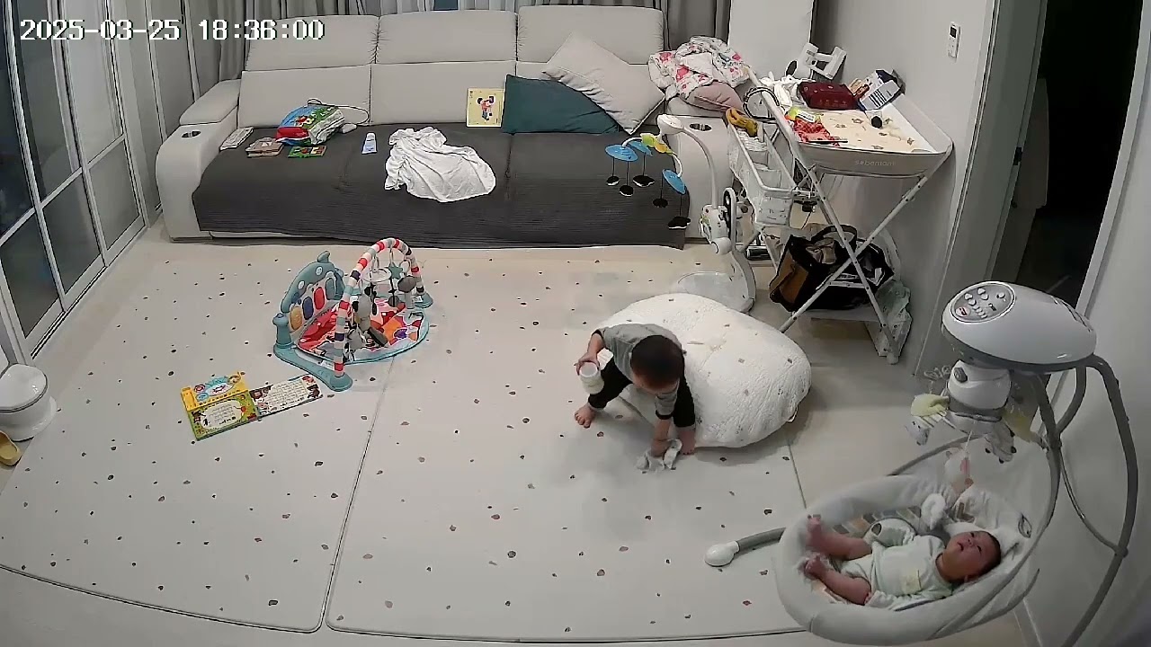 17개월오빠가 2개월여동생을 우유먹이고 손수건으로 닦아주는 모습이 캠코더에 찍혀 감동입니다