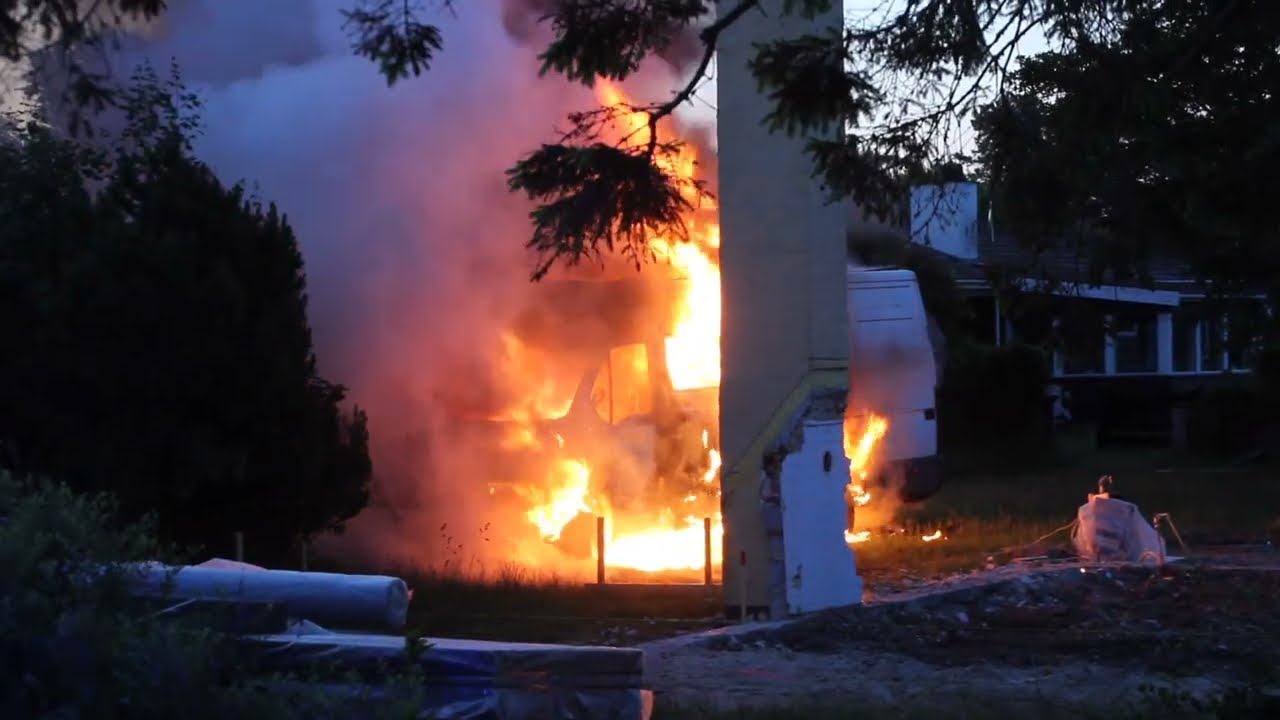 12.06.22 Brand i kassebil ved nedrevet sommerhus i Kongsmark Strand n&aelig;r Slagelse