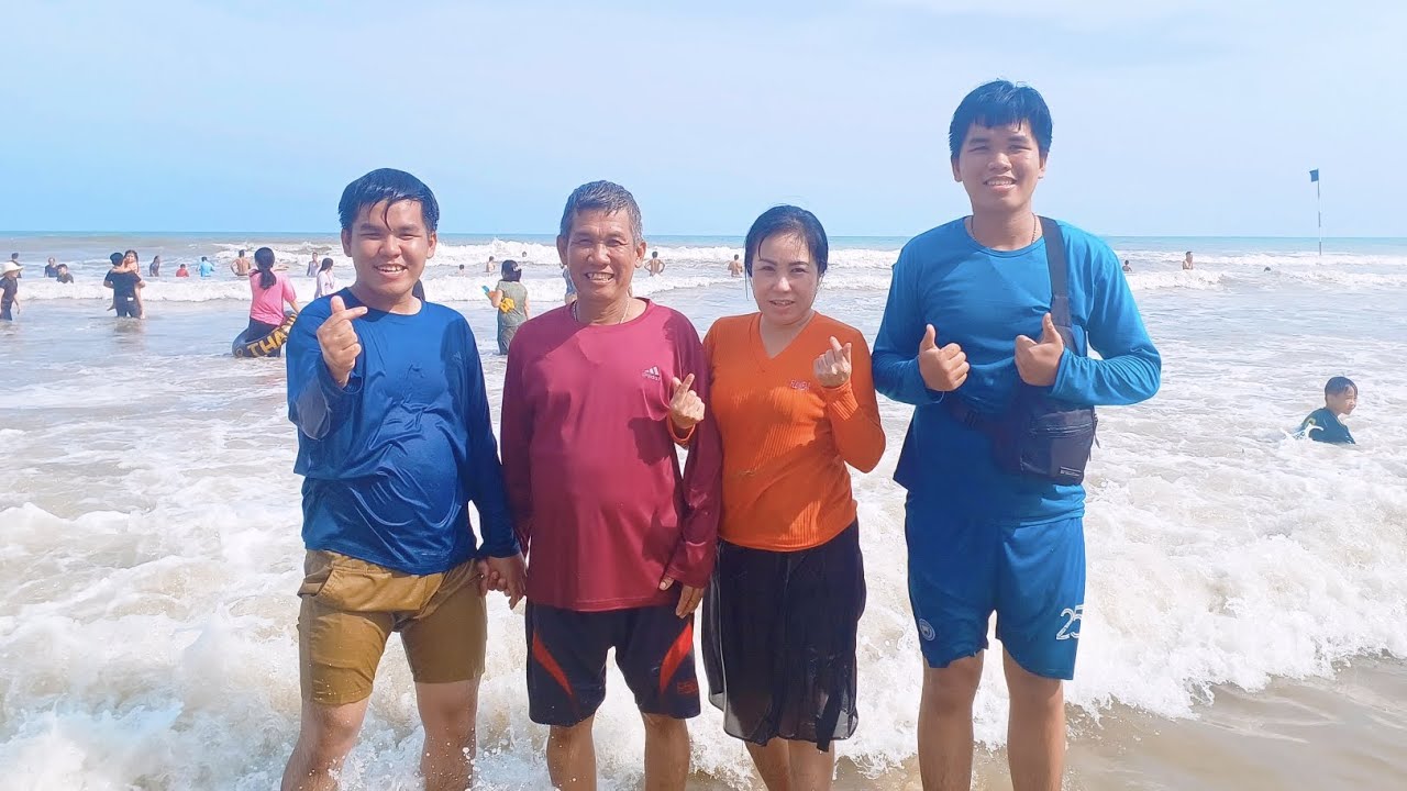VỠ TRẬN VŨNG TÀU HÀNG NGÀN NGƯỜI TẮM BIỂN MÙA TẾT