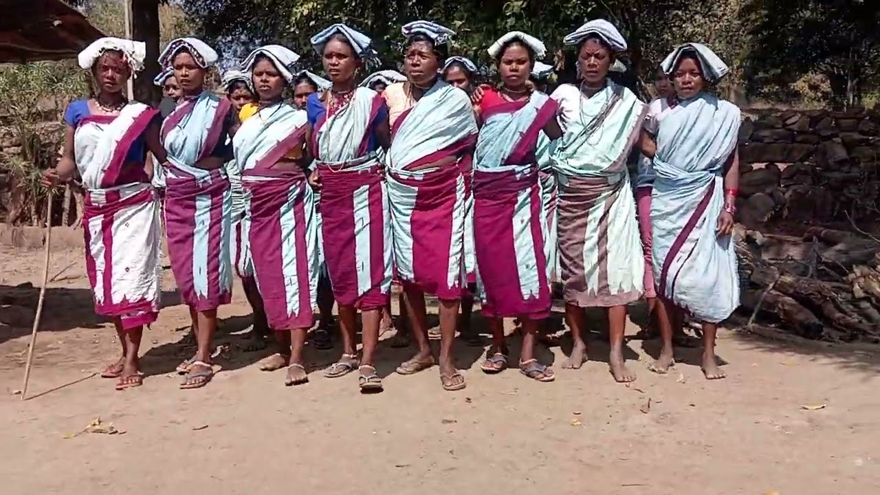 धुरवा आदिवासी जन जाति  वेश-भूषा  में (ऊलेर गीत)