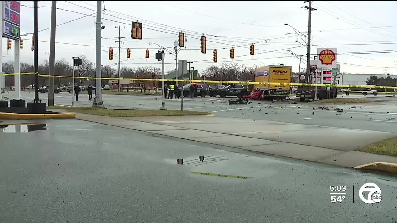 Man dies in vehicle crash during police pursuit in Warren