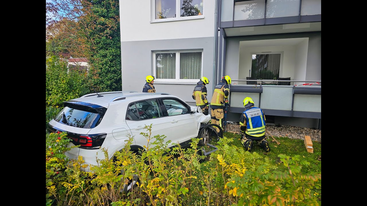 Rentner rast mit Auto gegen Hauswand [Schenefeld][Pinneberg]