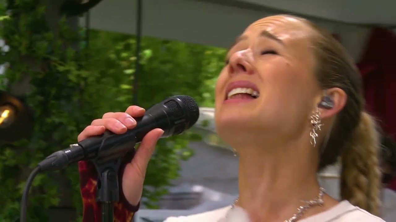 Alba August tolkar Arja Saijonmaas 
