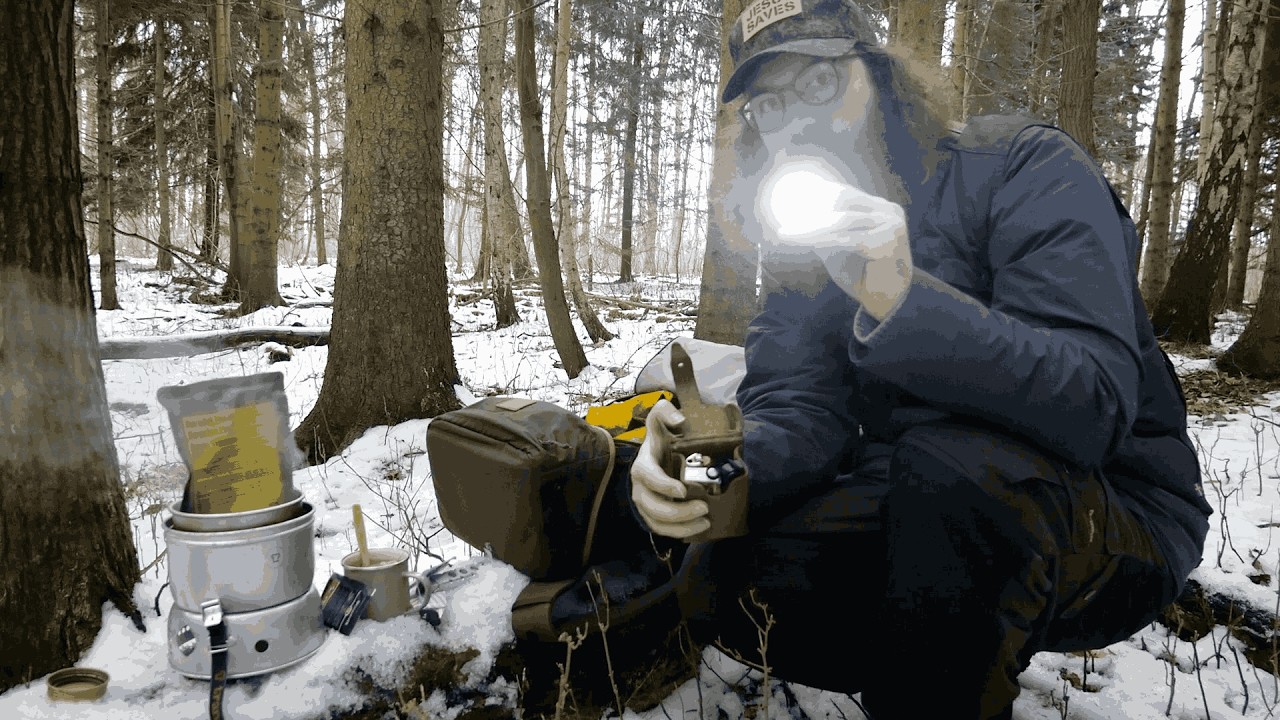 Heating MRE and Green Tea in winter forest, Fjellraven Singi Stubben, Helikon Tex Essential Kit Bag.