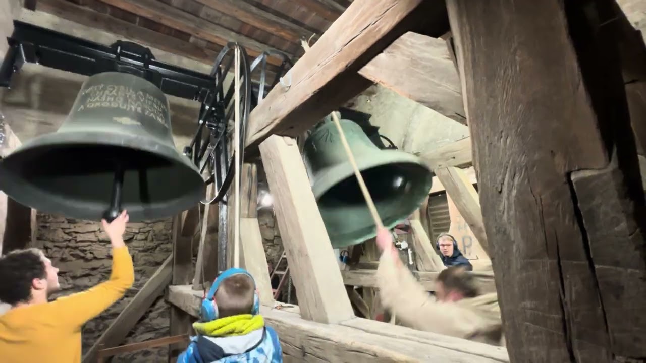 (VIDEO Č.2) Slávnostné večerné zvonenie fárského kostola v Trenčíne 