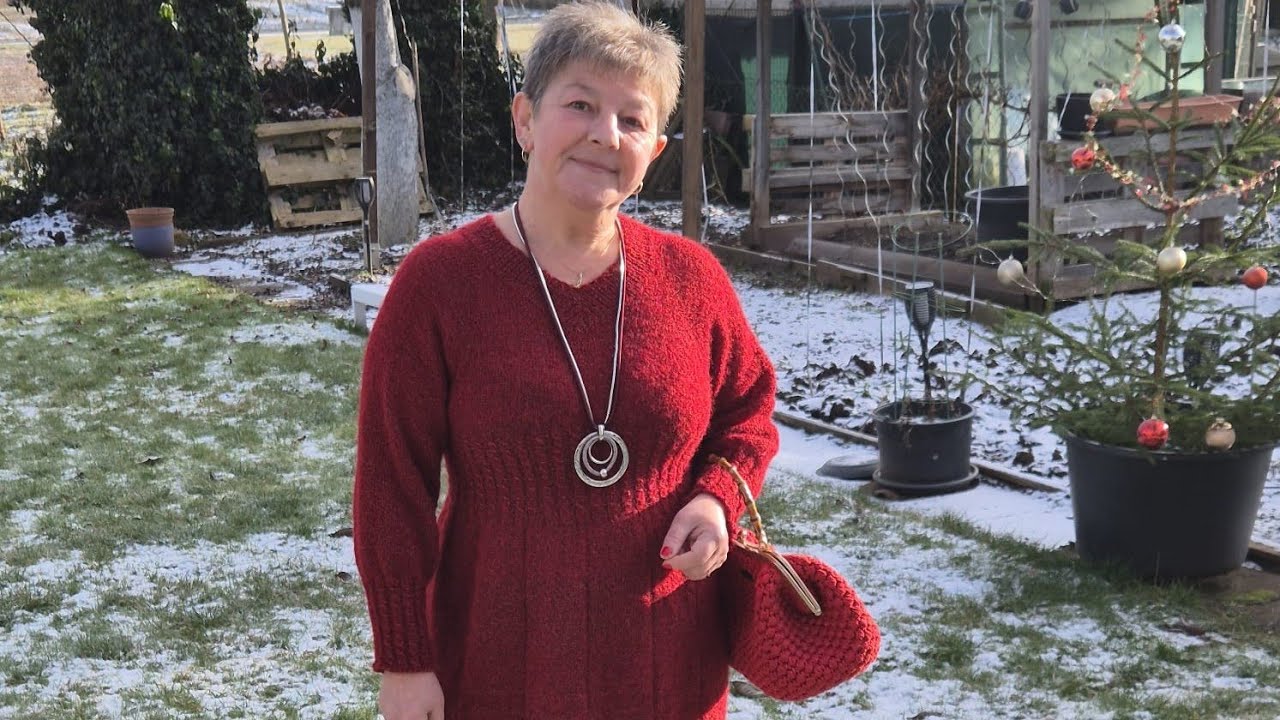 Rochita rosie ,firul este mohair cu lame,andrele nr.3,25-3,75.A intrat 600 de grame.