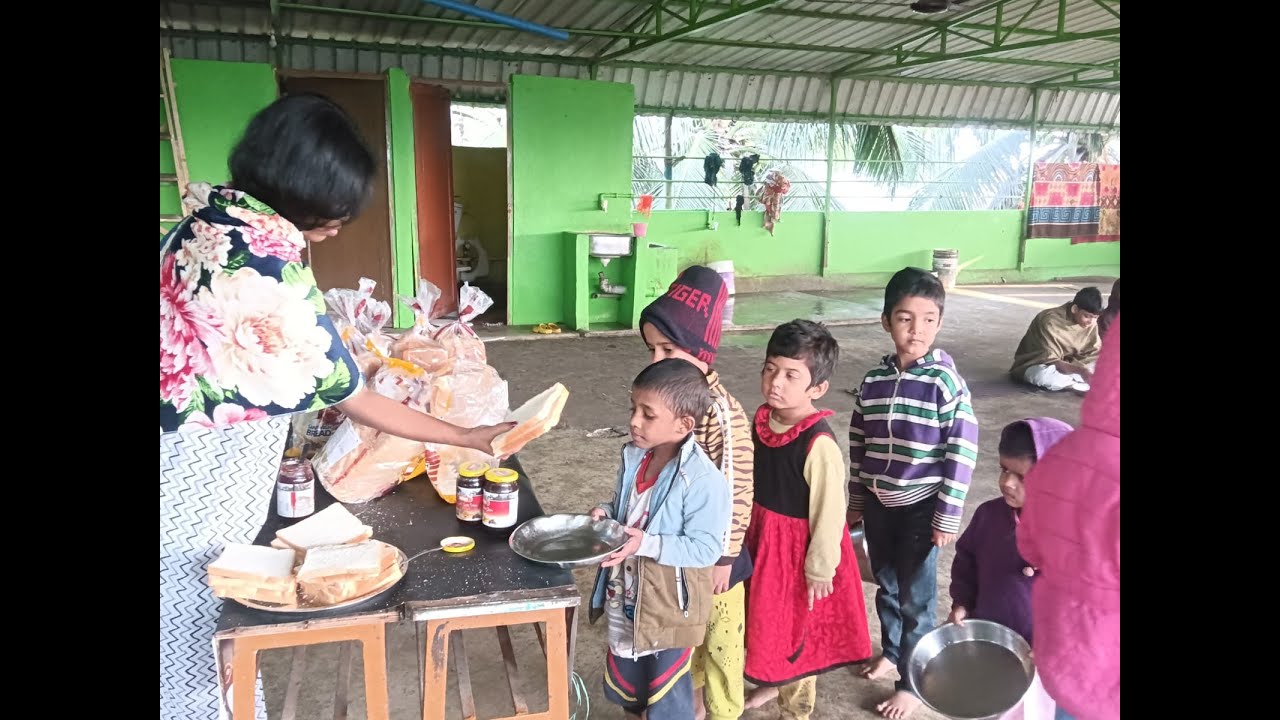 সেভ দ্য অরফান্স অনাথ  আশ্রমের জ্যাম জেলি দিদিভাই অনাথ শিশুদের টিফিন দান দিলেন।