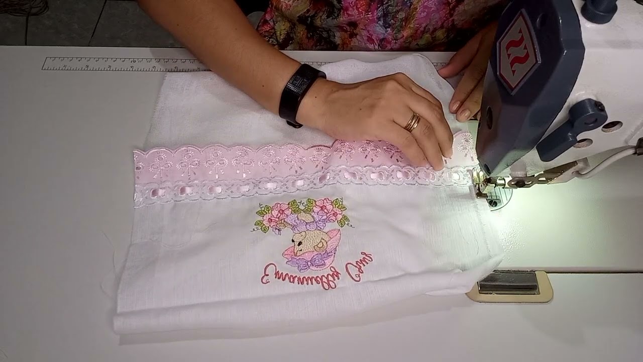 FRALDINHA DE BOCA COM BICO DE LESE E ACABAMENTO IMBUTIDO