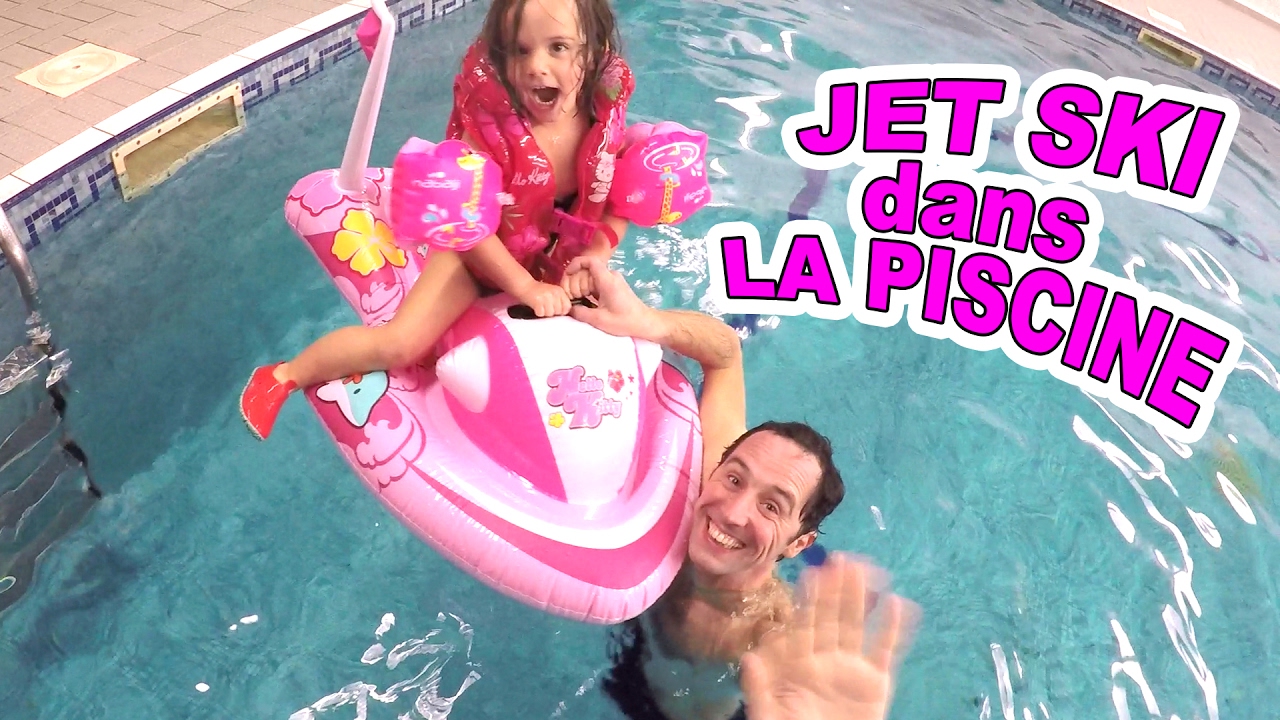 VLOG - JET SKI dans la PISCINE & 1&egrave;re baignade dans le GRAND BAIN - FUN & JOUET GEANT GONFLABLE