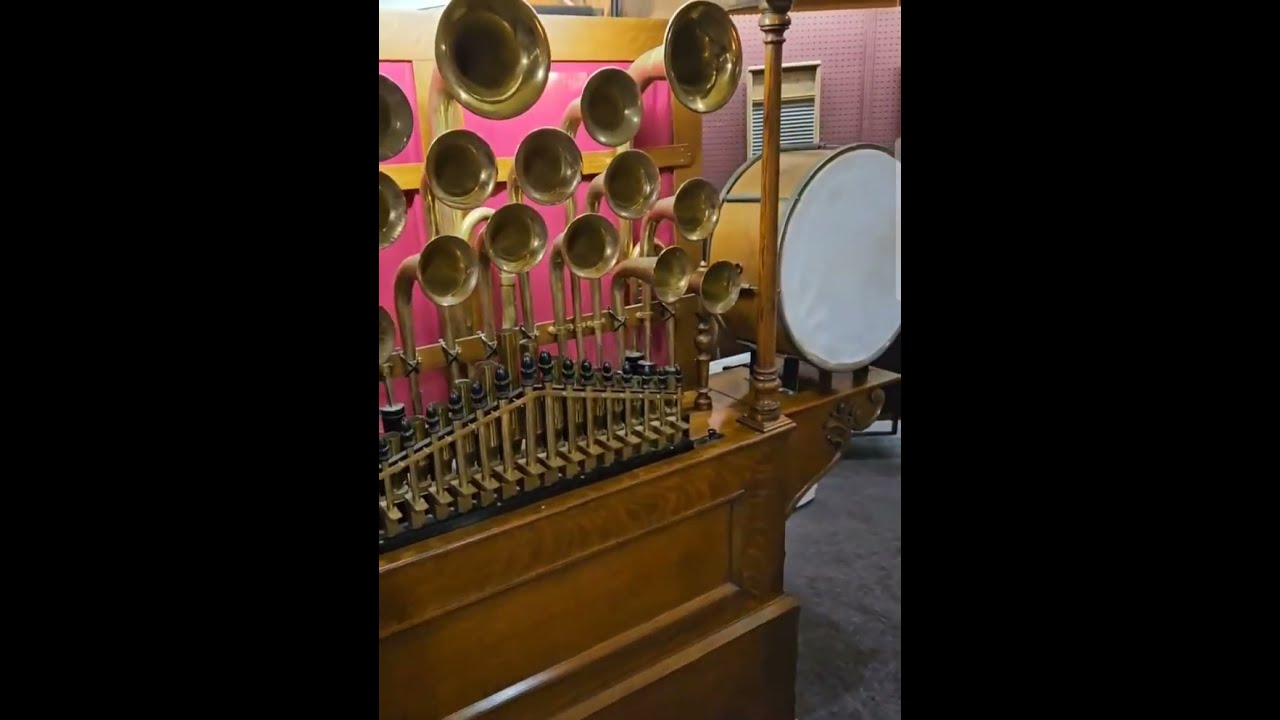 Debence's wurlitzer 148 playing  Robinsons grand entry march 