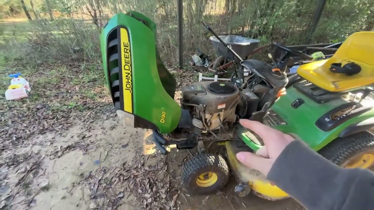 John Deere D130 cold start no choke, no governor! (SATISFYING COLD START)