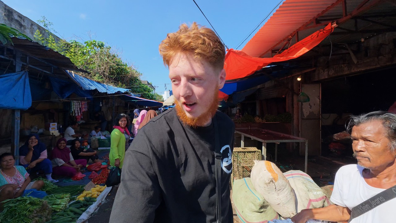 I Was Invited Home by Strangers in Medan, Indonesia 🇮🇩