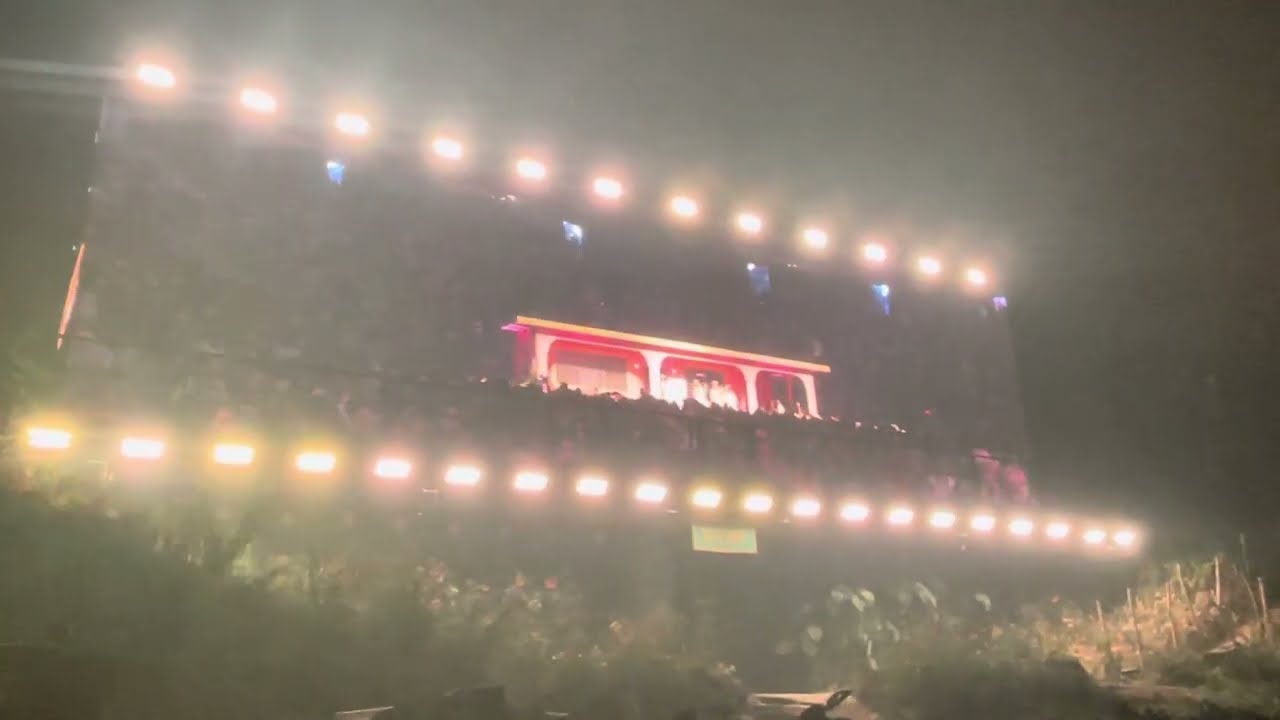 Papi Alfonso V&eacute;lez cantando en la Residencia de Bad Bunny