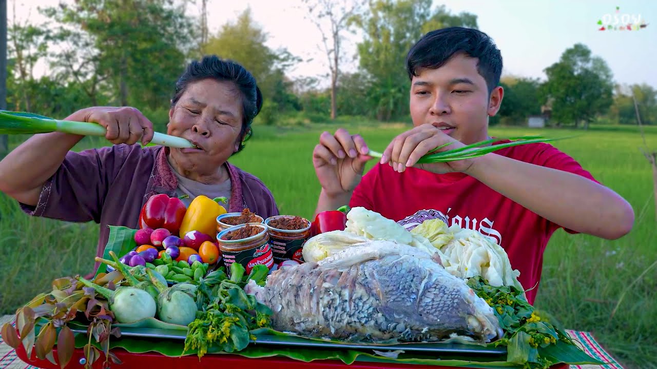 นึ่งปลากะพงขาวตัวใหญ่ เนื้อแน่นๆ กินกับผักนึ่งหวานๆจิ้มแจ่วปลาร้า | อร่อยนัวร์