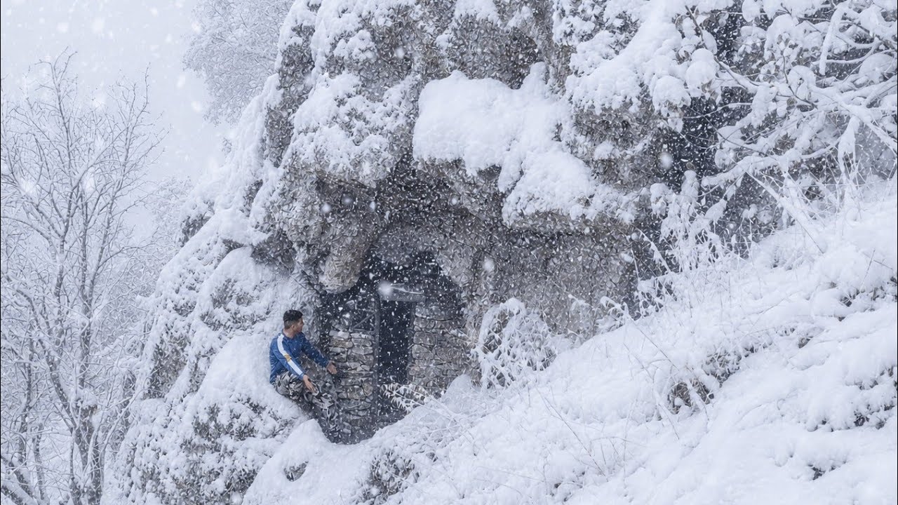 Rainy Mountain Survival: Transforming a Cave into a Cozy Camp with Fireplace