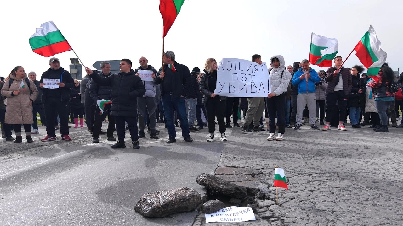 Протестиращи блокираха път I-7 до Елхово и показаха как само с голи ръце се изваждат блокове асфалт