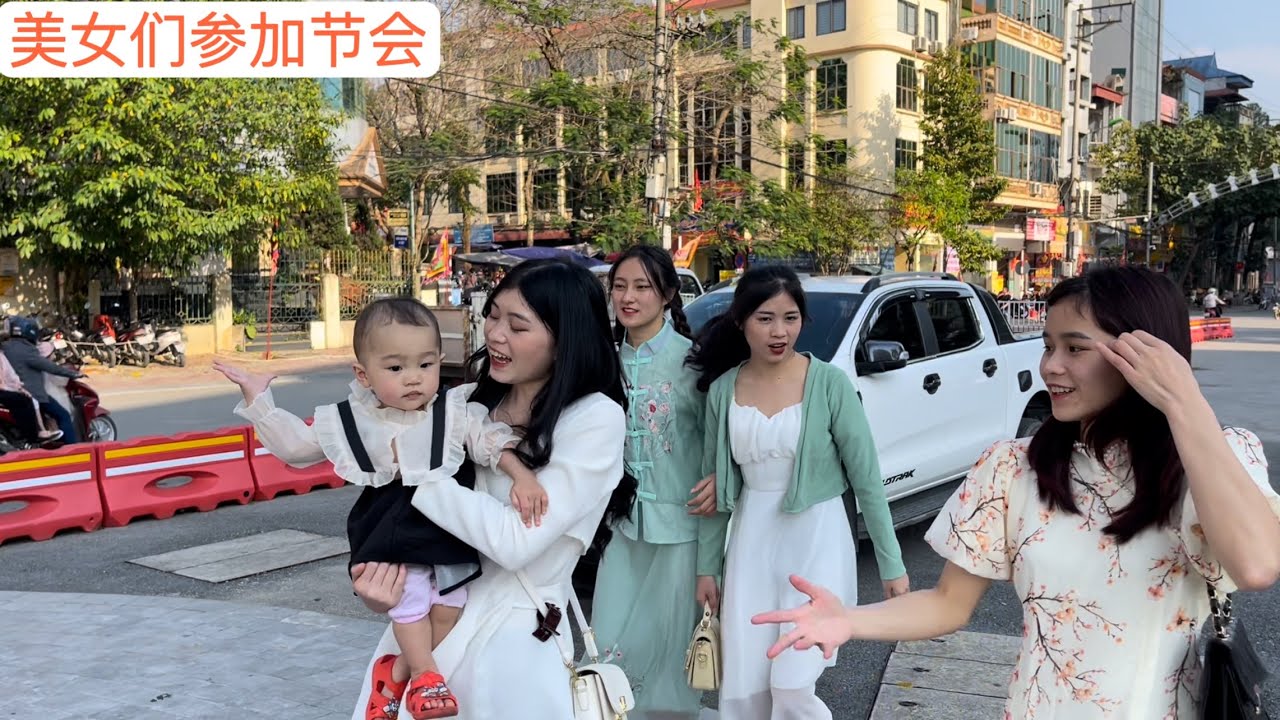 越南阿俊帶小佳欣和美女們去參加節會，小佳欣學會自己走路了。