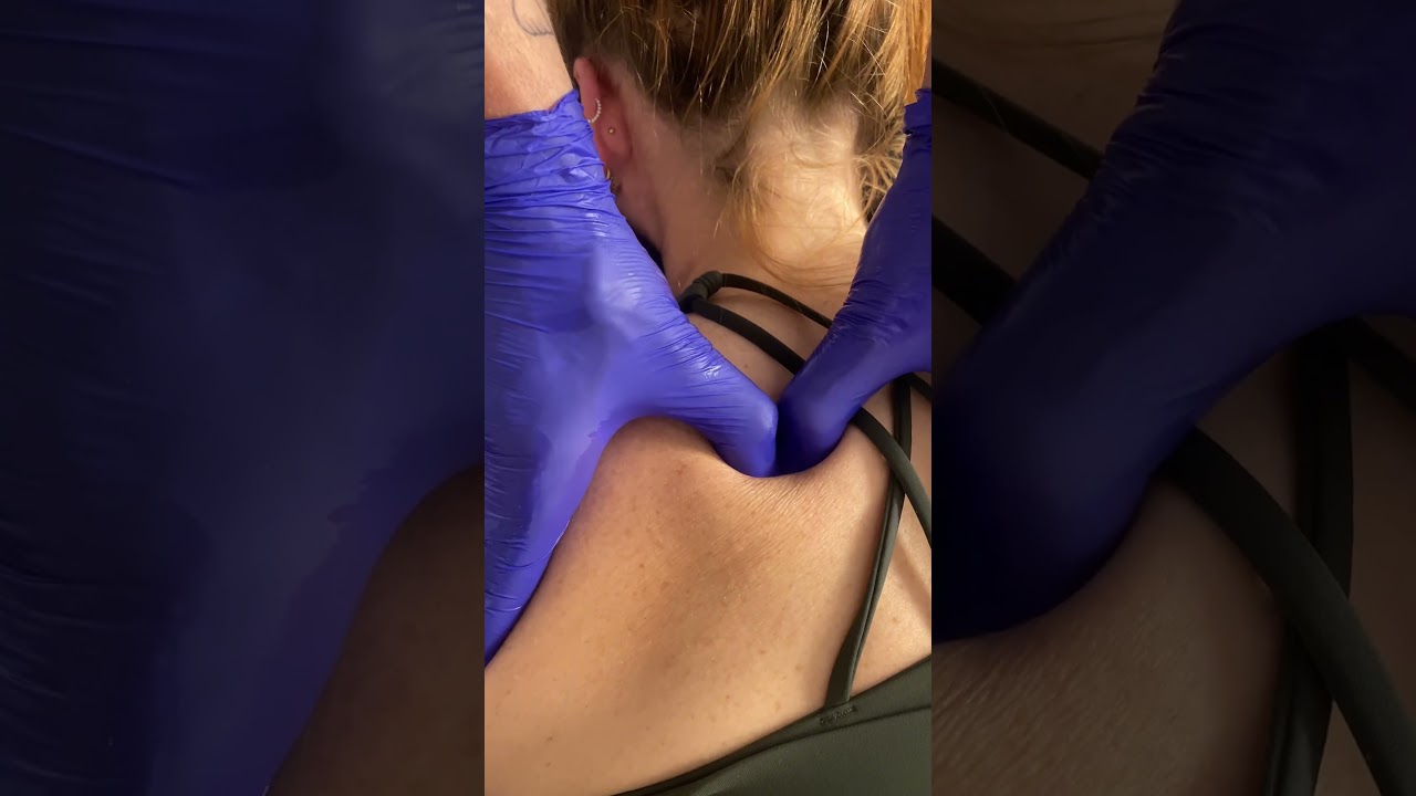 BIG Shoulder Muscle Knot Release. Watch until the very end 💥