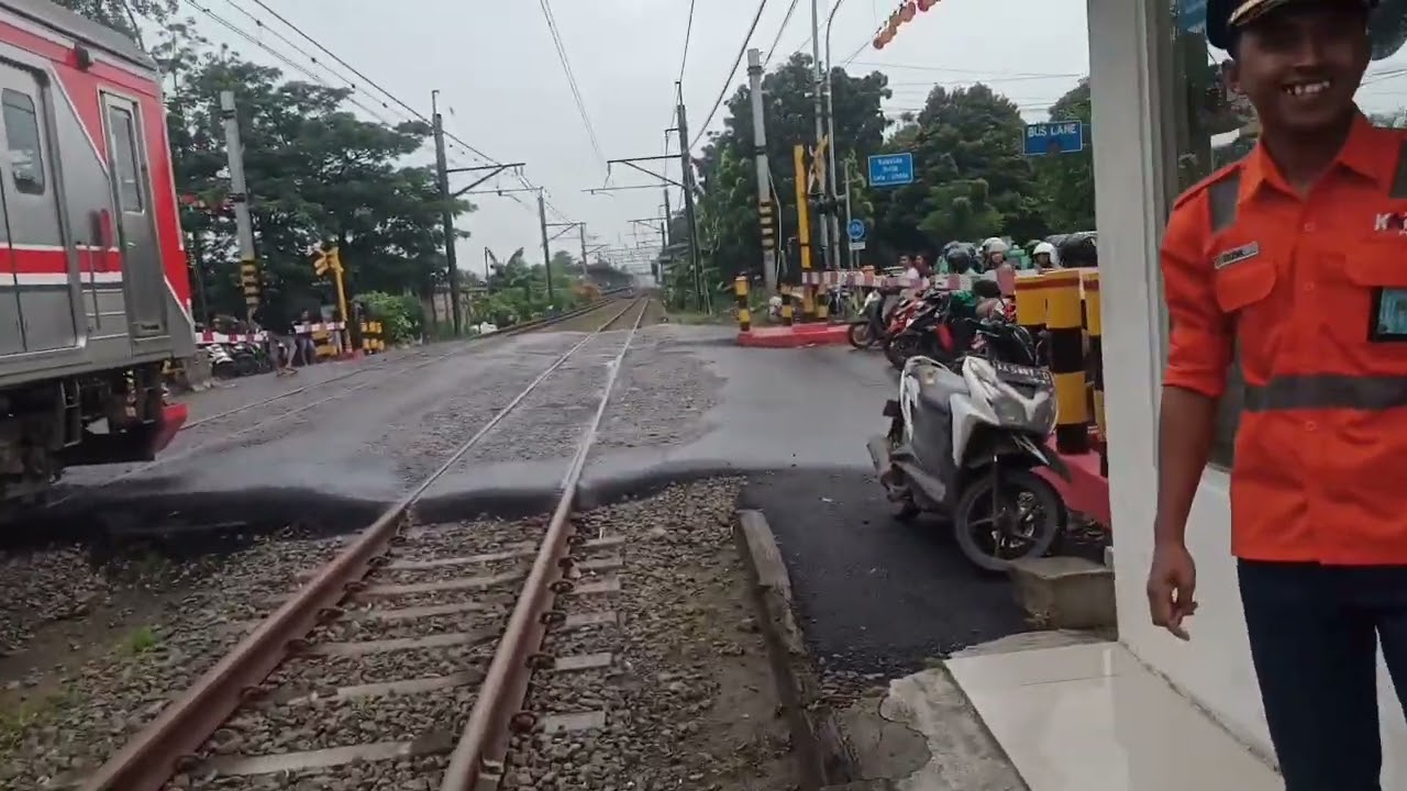 Commuter Line & Express Trains Blast Through Tanah Tinggi Crossing#railfans