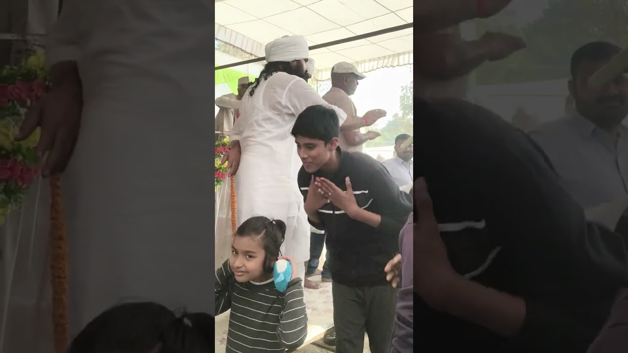 प्रेमियों को दर्शन देते हुए पूज्य महाराज जी