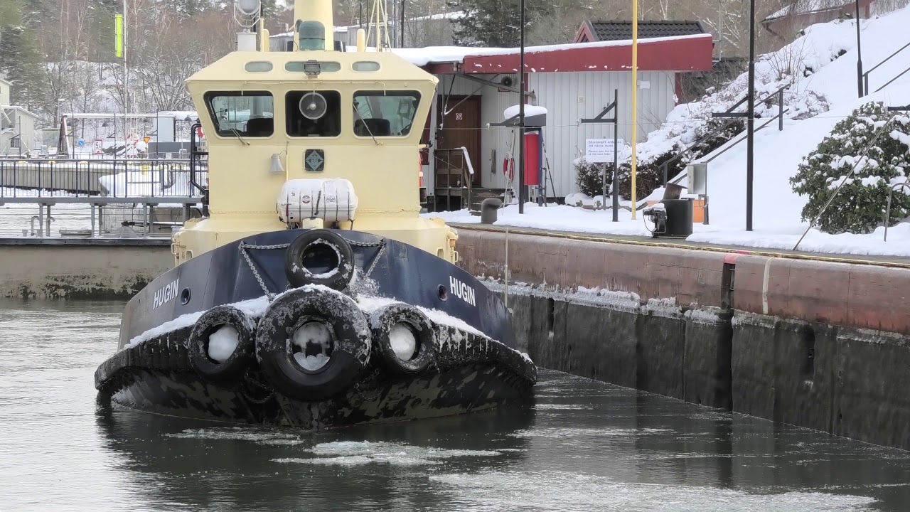 Bogserbåten HUGIN slussas i Trollhättan 2019