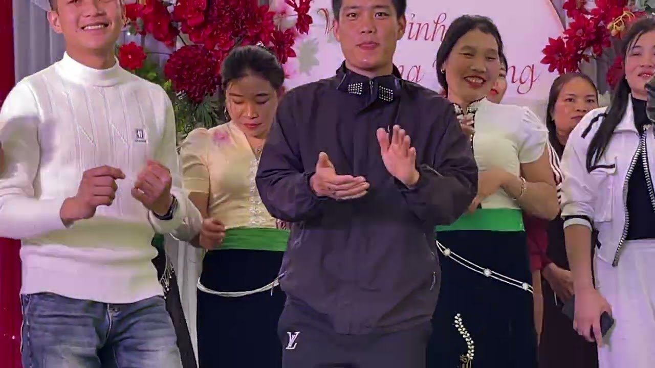 Nhảy sập sàn đám cưới tại bản phiêng phát Tân Uyên lai châu 