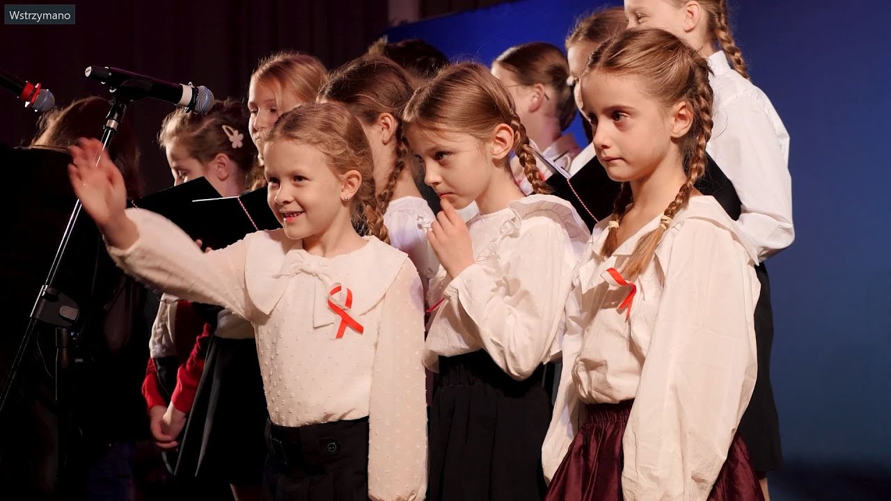 Patriotyczny koncert Pniewy Local Band w szkole w Jeziorze