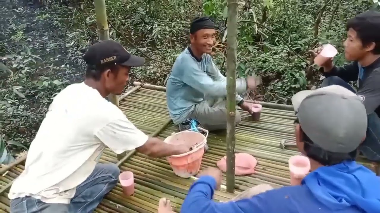 Membangun shelter sederhana rame2 tidur nyenyak semalaman menikmati keindahan alam malam hutan 