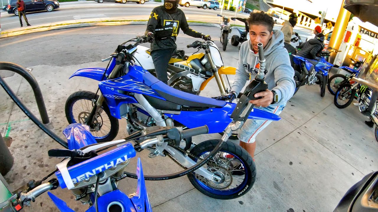 MIXING 2 STROKE AT THE GAS STATION IN MIAMI! COPS AROUND...