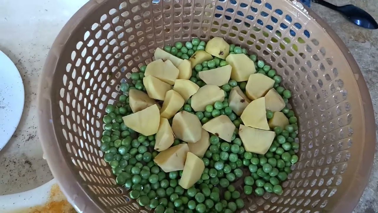Aaj aloo matar Ande ka salan Banaya