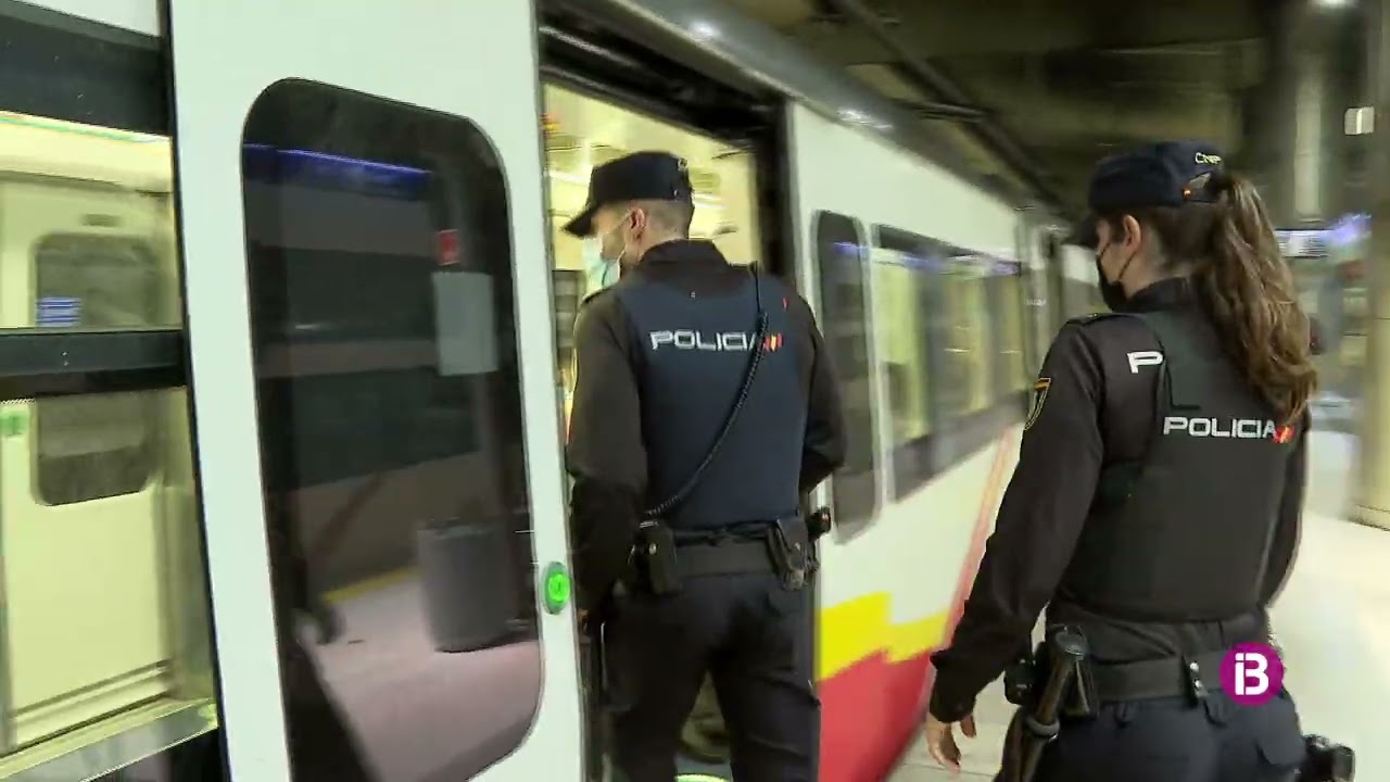 La Brigada M&ograve;bil de la Policia Nacional vigila la seguretat als trens durant Pasqua