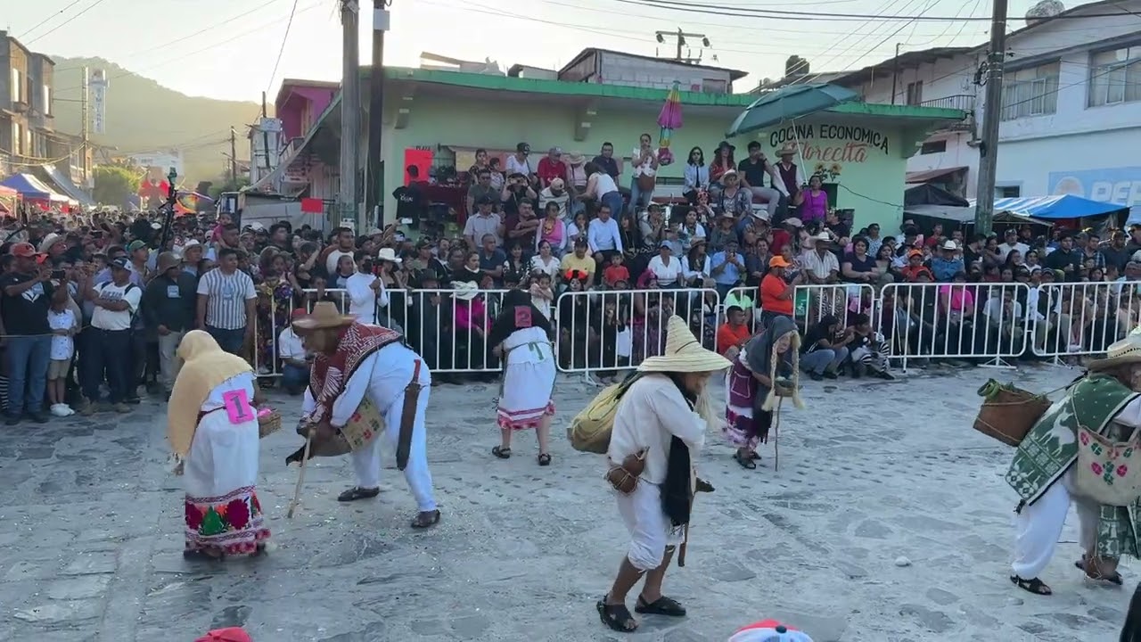 Llegaron los viejitos al carnaval en Calnali Hidalgo. 