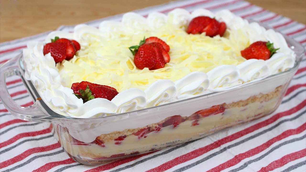 BOLO NA TRAVESSA DE LEITE CONDENSADO COM MORANGOS | CAKEPEDIA