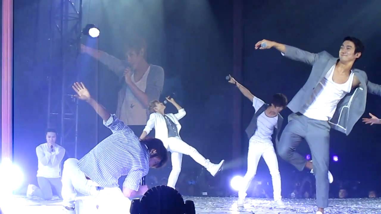 [HD FANCAM] Siwon kissed Donghae?! - Super Show 3 in Singapore Part 12