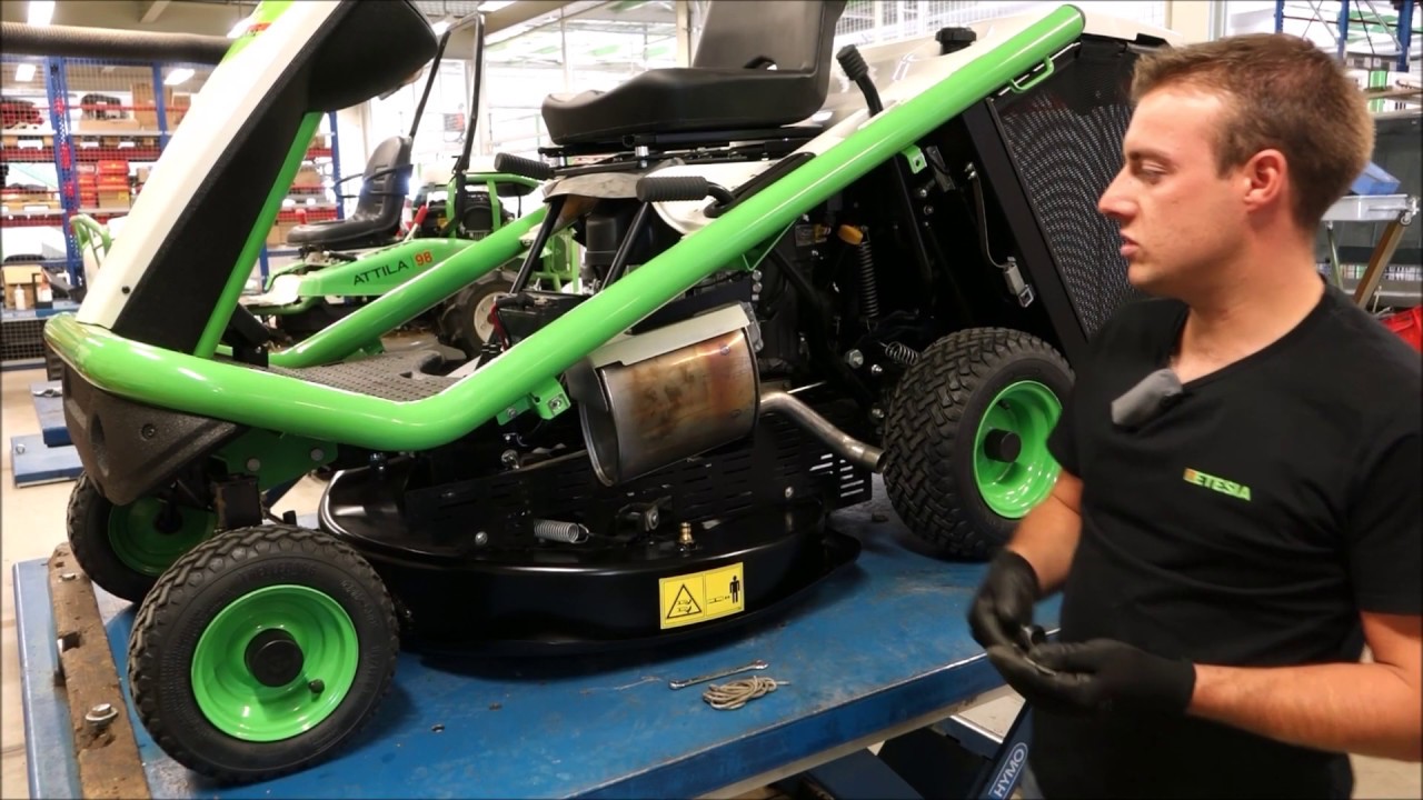ETESIA Entretien tondeuse autoportée Bahia : 2ème étape, démontage du plateau de coupe