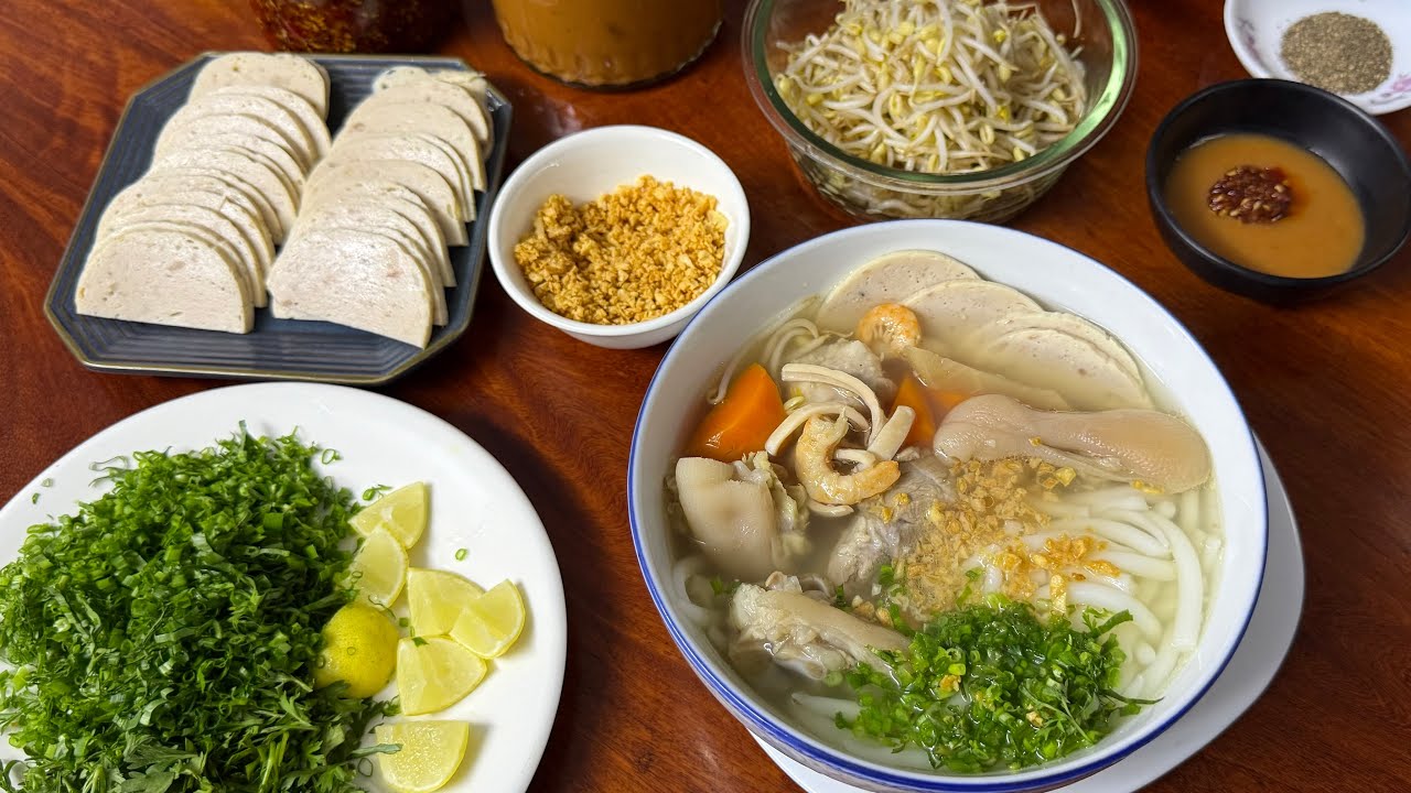 របៀបធ្វើ បបរលតជើងជ្រូក និង ក្បួនធ្វើទឹកជ្រលក់សៀង || Short Rice Noodle Porridge with Pork Leg
