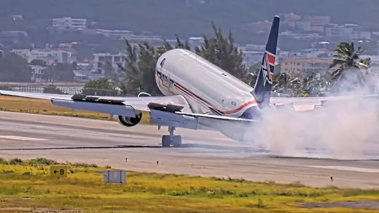 8 Landings that made us sweat! 😨✈️  Maho Beach