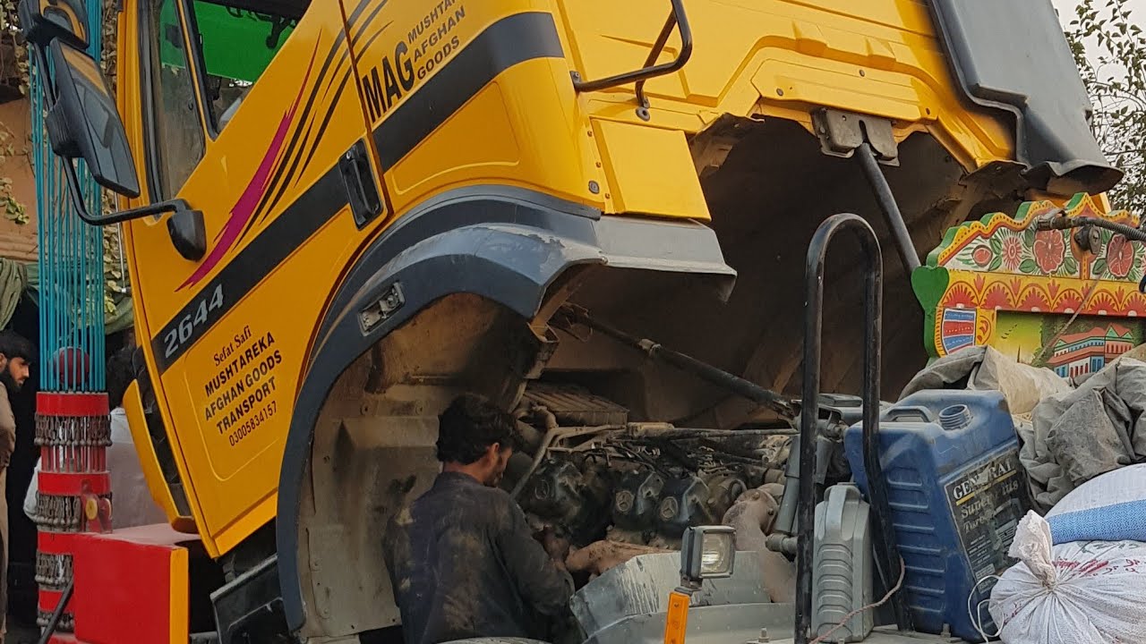 Mercesdes Benz Truck head working