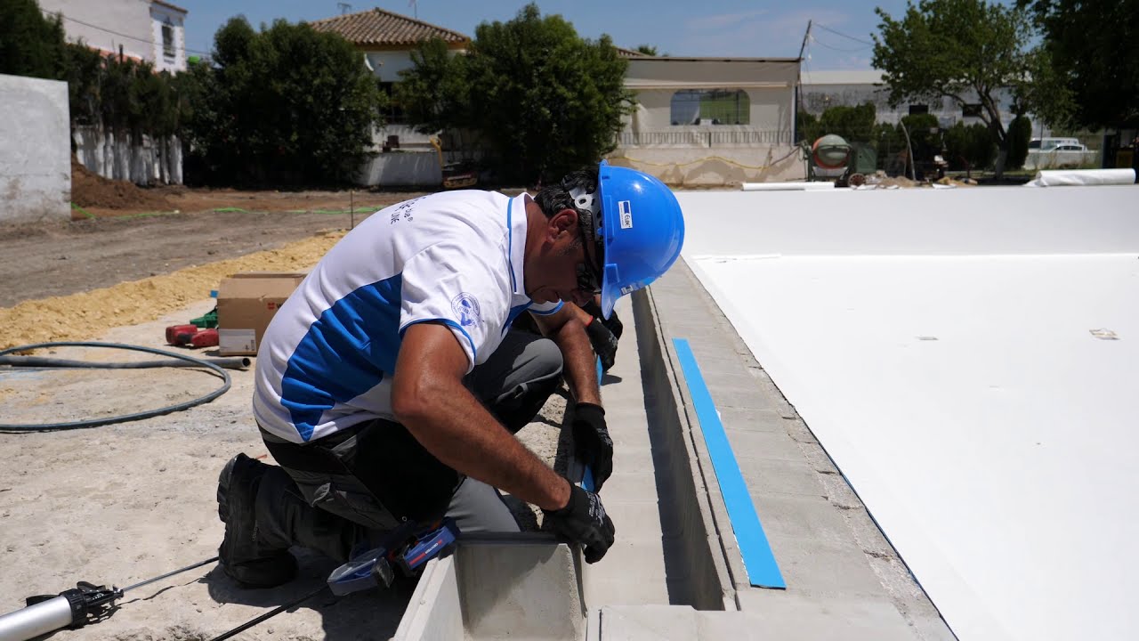 Membranas ELBE: Instalación del canal de desbordamiento en piscinas.