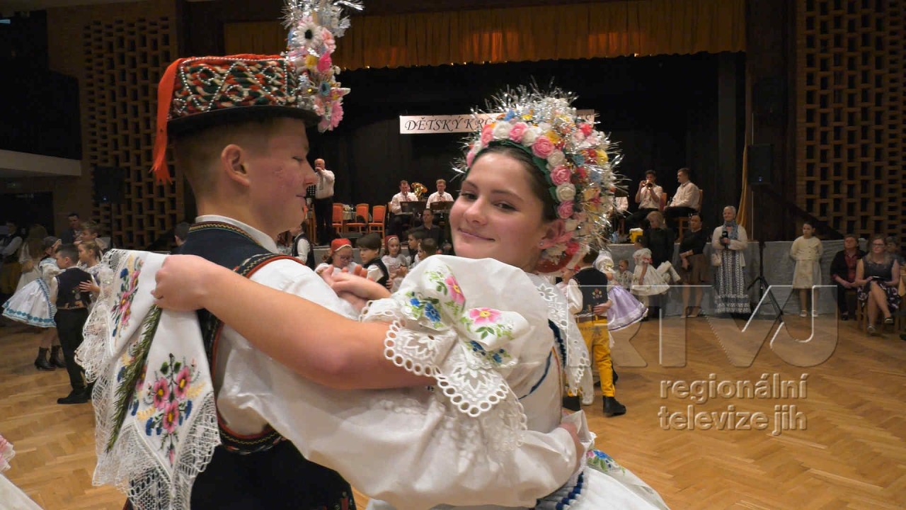 Dětský krojovaný ples ve Velkých Bílovicích představil svou základnu folklorních tradic